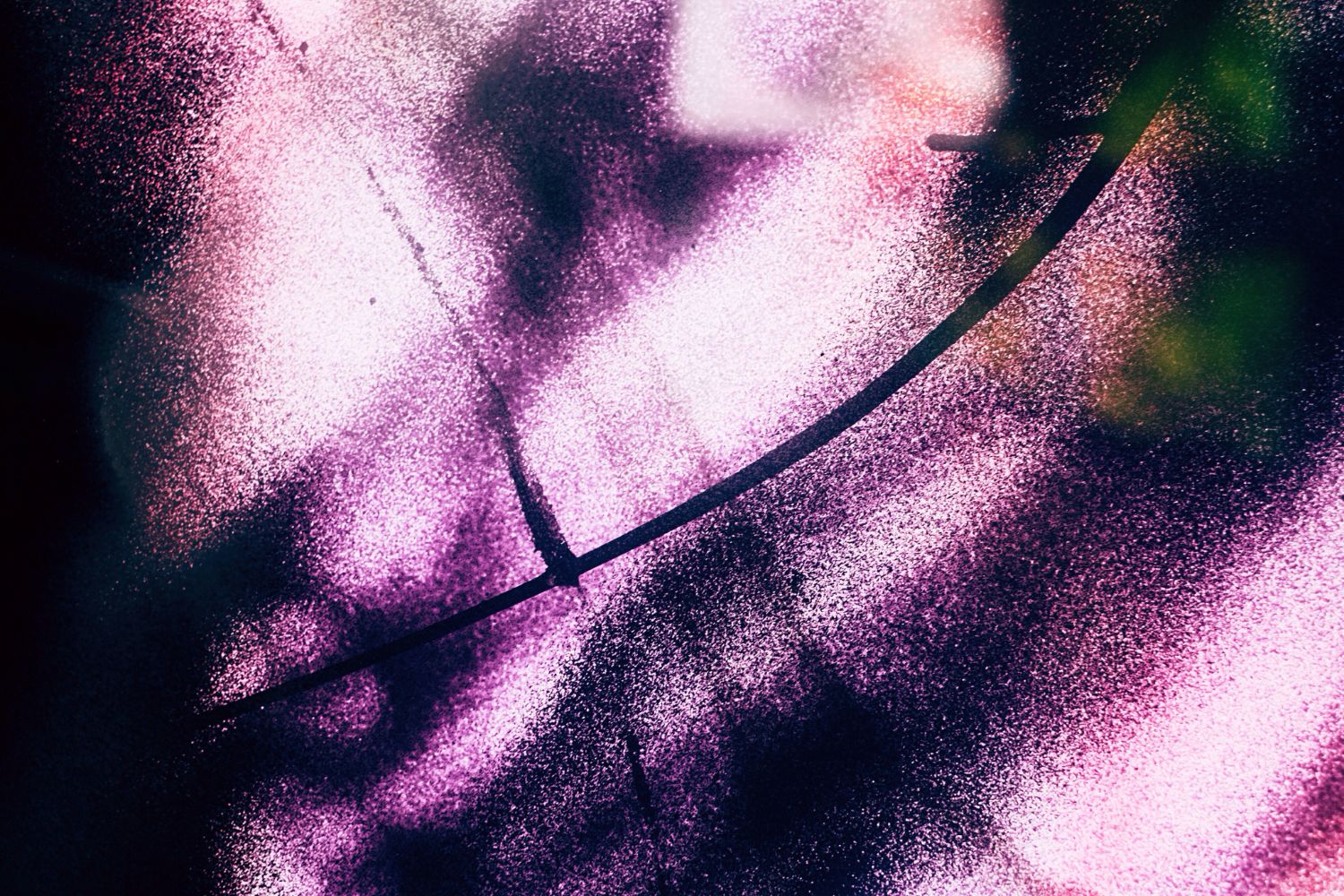 Textura granulada en violeta y magenta
